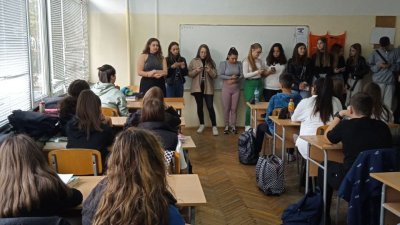 Ученици от XI клас гостуваха на VIII клас в часа по български език и литература. Снимки ПГТ Проф. д-р Асен Златаров