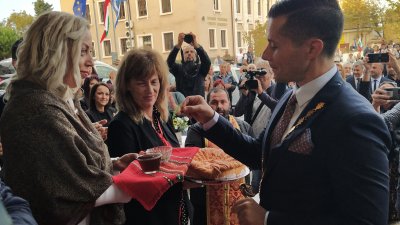 По стар български обичай новият кмет Марин Димов бе посрещнат с питка и мед. Снимки Авторът