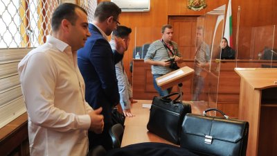 Константин Бачийски (вляво) кат опредседател на СЕК оспори решенията на Административния съд пред ВАС, който ги потвърди. Снимка Архив Черноморие-бг