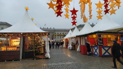 Коледният базар на Gendarmenmarkt е един от най-посещаваните в Берлин. Снимки Авторът