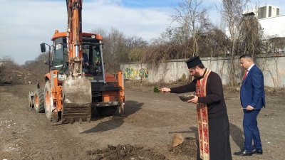 Свещеник Стелиян Кунев освети мястото, където бе направена първата копка за новата сграда. Снимки Авторът