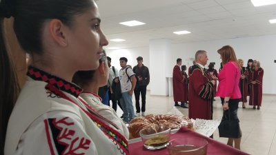 По стар български обичай гости и студенти бяха посрещнати с хляб и сол. Снимки Авторът