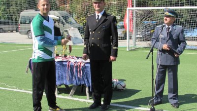 Командирът на Пункт за базиране Варна капитан I ранг Тодор Богданов връчи наградите на отличените. Снимки ВМС Варна