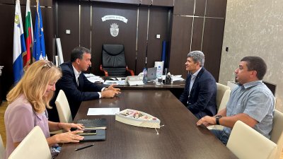 Кметът на Бургас Димитър Николов (вляво) прие в кабинета си новия шеф на ВиК. Снимка Община Бургас