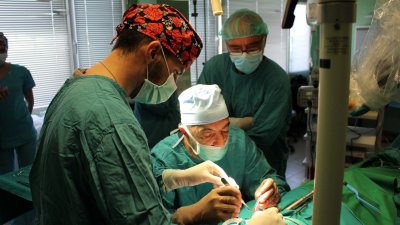 Д-р Иржи Скриван (с очилата) консултира бургаските лекари при интервенцията. Снимки УМБАЛ - Бургас