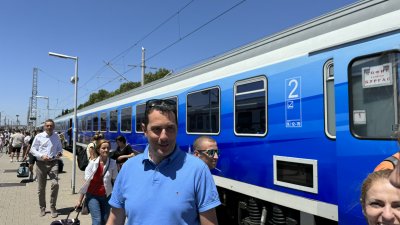 Закъснение от 5 минути не е закъснение, каза служебния министър на транспорта Георги Гвоздейков. Снимки Авторът