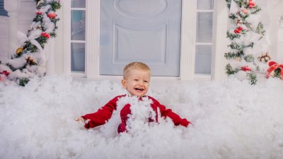 От снимката ясно си личи, че малкият Иван обича снега