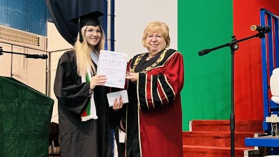 Ректорът на университета проф. Магдалена Миткова връчи дипломите на абсолвентите