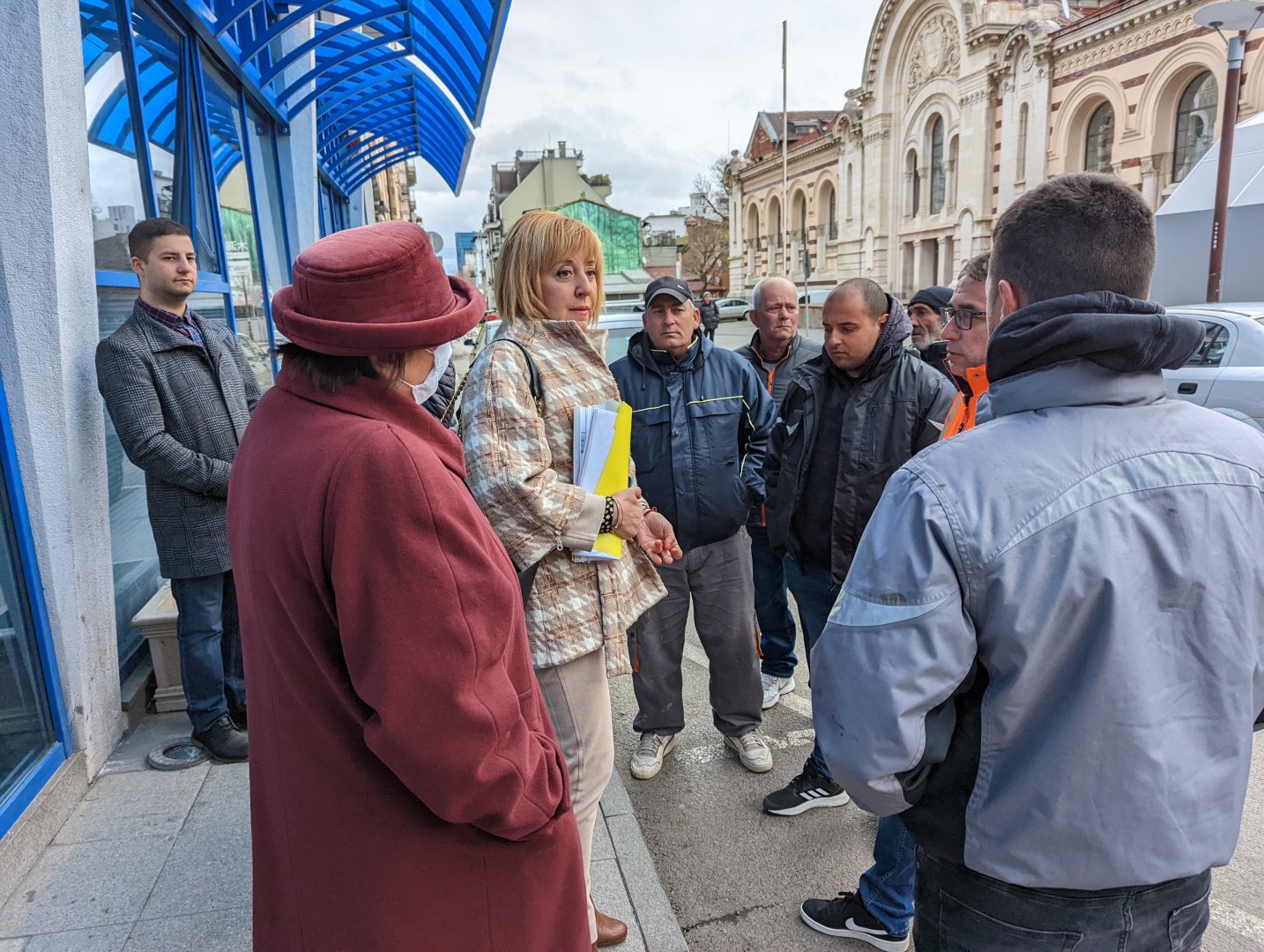Мая Манолова се срещна с работници в строителния бранш. Снимка Изправи се.БГ