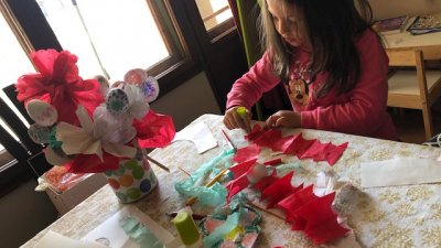 Елена усърдно изработва цветя от цветна хартия