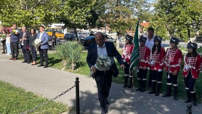 Кметът на Средец Иван Жабов постави цветя на признателност