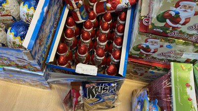 Сред стоките има и шоколадов Дядо Коледа с изтекъл срок на годност. Снимки ОД на МВР Бургас
