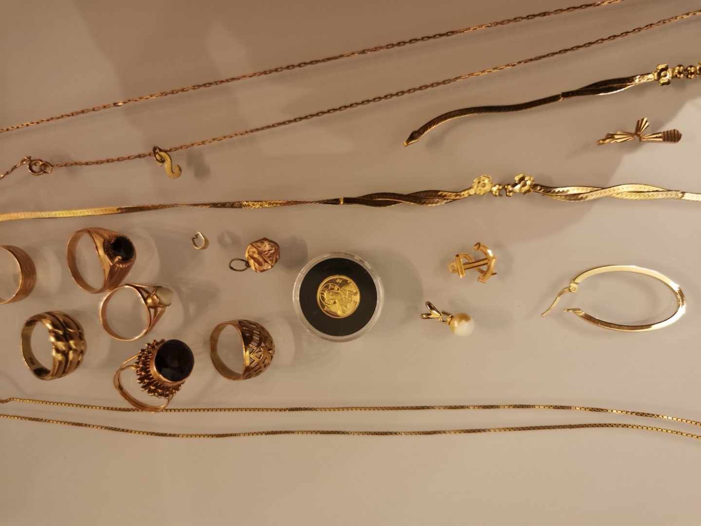 Златни накити са открити и иззети при претърсване на жилището, обитавано от двамата мъже. Снимки ОД на МВР