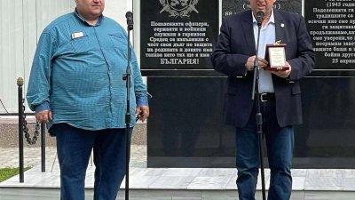 Кметът на Средец Иван Жабов (вдясно) получи почетния знак
