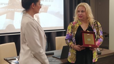 Председателят доц. д-р Ана Джумалиева (вдясно) връчи плакета на Комисията на апелативния прокурор Йовита Григорова. Снимки Авторът