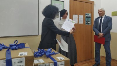 Директорът на ПГЕЕ инж. Павлина Михайлова - Градишка (вляво) връчи писмо за дарение на представителите на дружеството. Снимки Авторът
