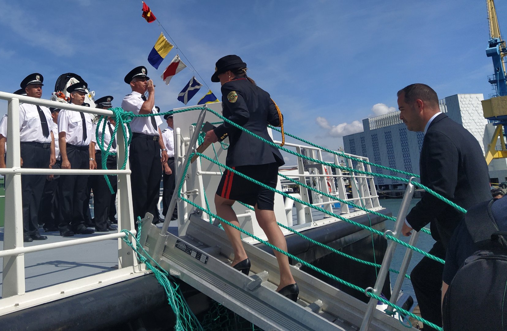 Главен комисар Росица Димитрова и министър Калин Стоянов първи се качиха на борда на Балчик. Снимки Авторът
