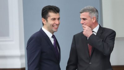 Кирил Петков (вляво) и Стефан Янев в началото на мандата на редовното правителство. Днес тези усмивки ги няма на лицата им