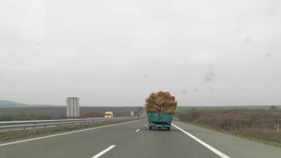 Камионът се движи по магистрала Тракия без товара му да е достатъчно обезопасен. Снимки Валентин Петров