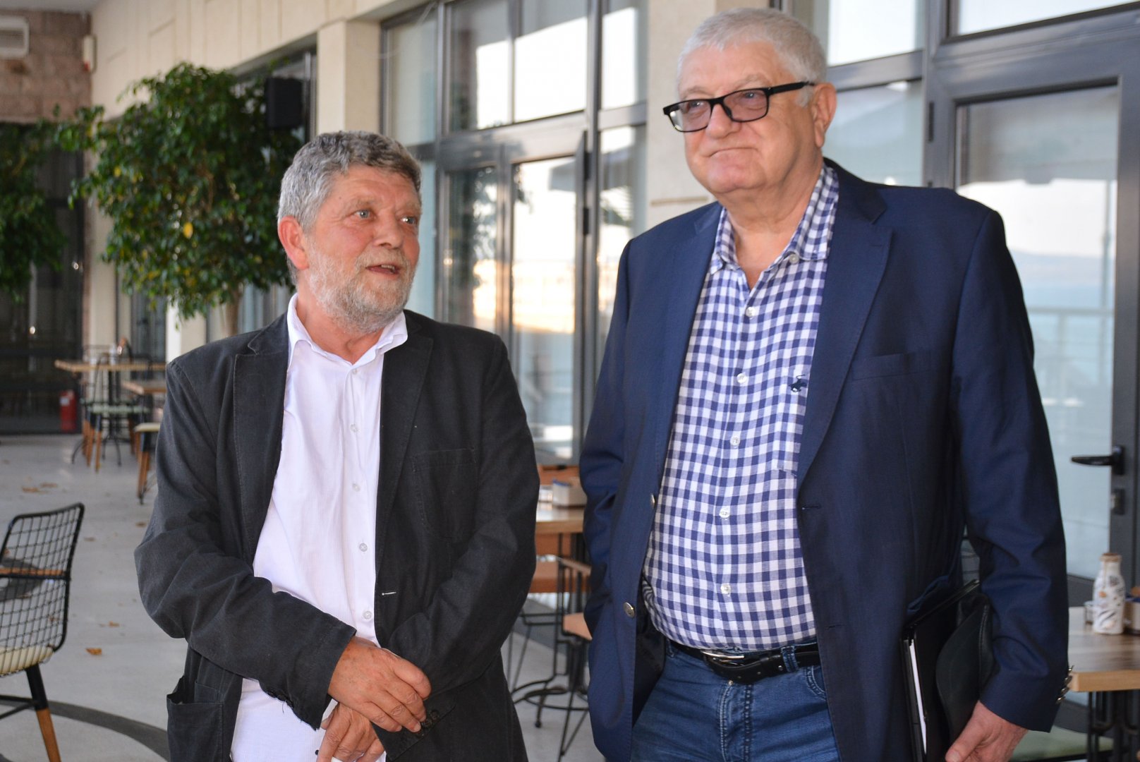 Книгата на Атанас Орачев (вляво) е реализирана благодарение на сдружение Черноморска Странджа с председател водача на листата на Коалиция БСП за България във Втори МИР - Бургас инж. Петър Кънев (вдясно). Снимки БСП