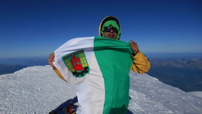 През 2016 година Красимир Жеков развя знамето на Средец на връх Монблан. Сега то ще бъде развято и на Шипка. Снимка Архив