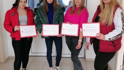 Учениците се включиха в кампанията по даряване на кръв. Снимки ПГТ Проф. д-р Асен Златаров