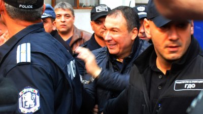 С белезници и под полицейски конвой доведоха Николай Димитров в Несебър, за да положи клетва като избран кмет. Снимки Лина Главинова