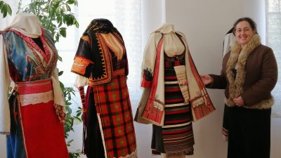 Росица Топалова ще разкаже какво са носели жените преди век. Снимка РИМ - Бургас