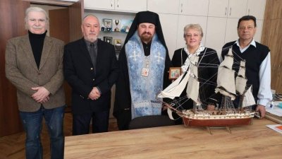 Агатаполският епископ Йеротей подари макет на кораб на гимназията