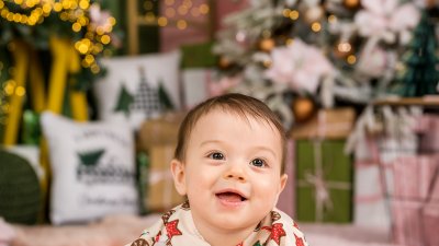 Демир Христем позира с усмивка за своята първа празнична фотосесия