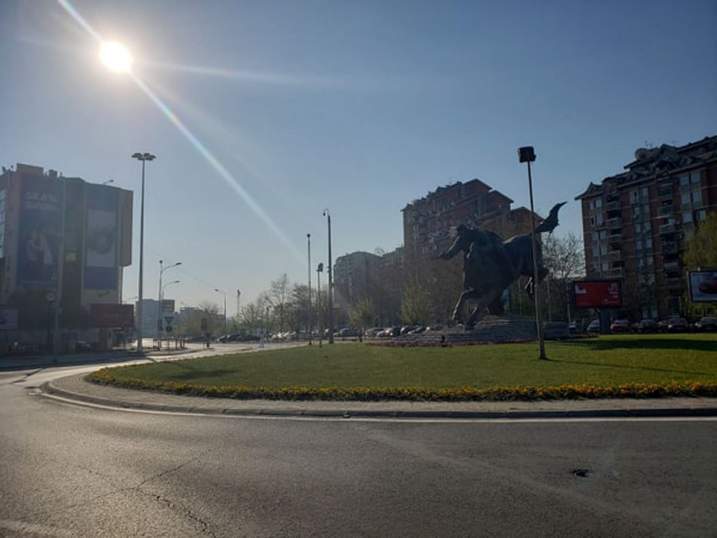 Улиците на Скопие са празни, излизането е забранено. Снимки София Главинова