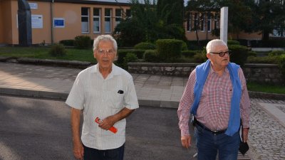 Петър Кънев (вдясно) се срещна със симпатизанти на партията в Малко Търново. Снимки БСП