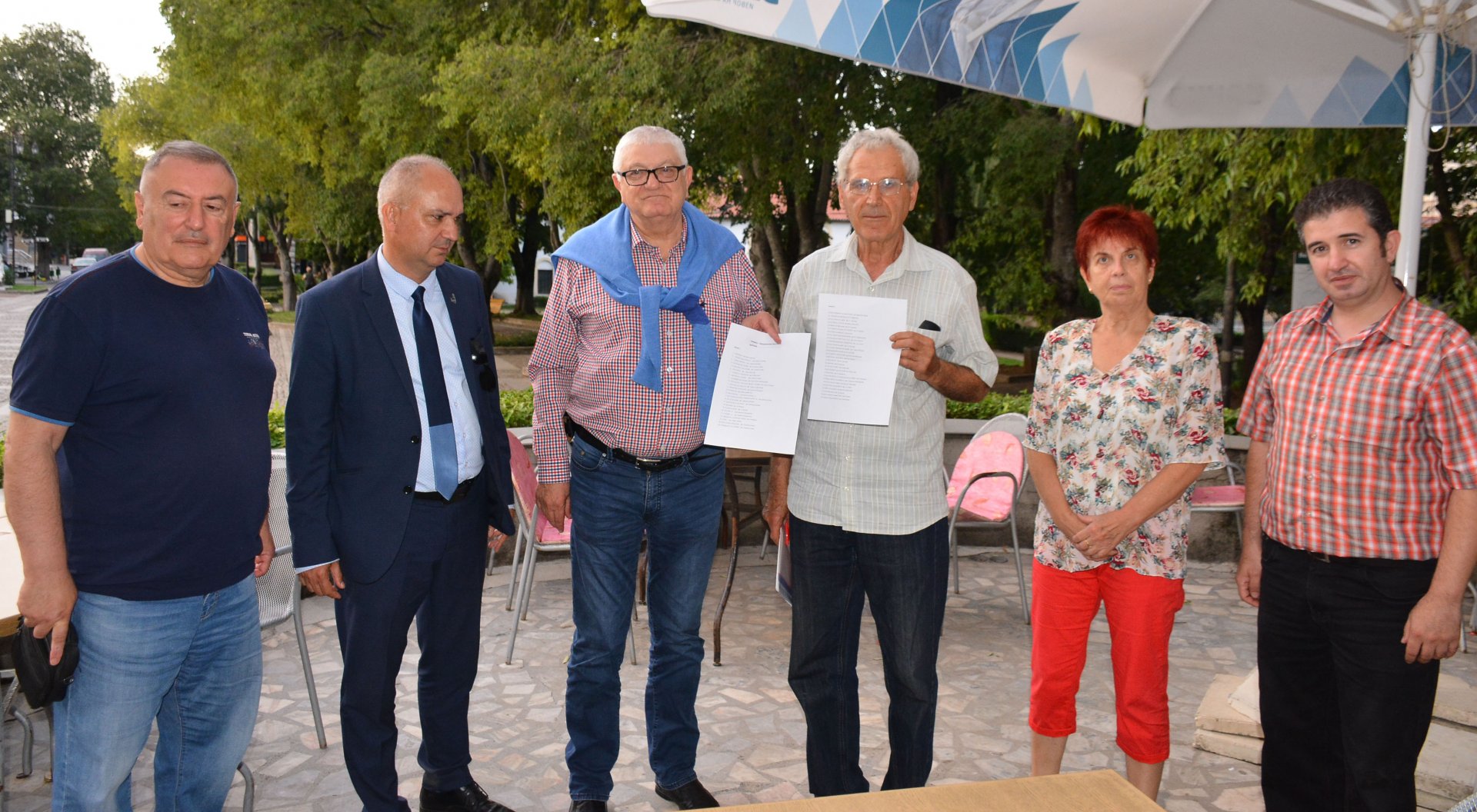 Петър Кънев (третият отляво надясно) посети читалището заедно с кандидати за народни представители от листата на коалицията. Снимки БСП