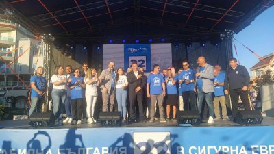 Кандидатите за народни представители от ГЕРБ - СДС закриха предизборната кампания в Приморско. Снимки Авторът