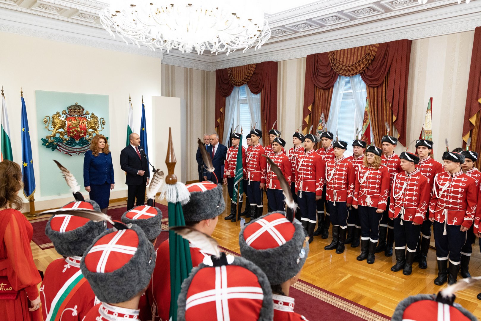 Президентът посрещна гвардейския отряд на ПГЕЕ заедно с директора Коста Папазов. Снимки Президентство