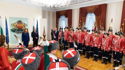 Президентът посрещна гвардейския отряд на ПГЕЕ заедно с директора Коста Папазов. Снимки Президентство
