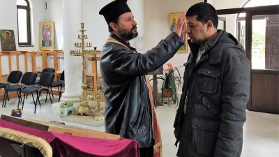 Отец Стелиян миропомаза Ненко и прочете молитва за здраве и изцеление. Снимки Авторът
