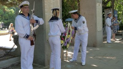 Военнослужещи положиха венци и цветя в памет на загиналите за свободата на България воини пред Паметната арка на града