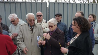 Бургазлии се събраха пред паметника на жертвите на комунистическия режим в Бургас. Снимки СДС