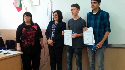 Директорът на ПГМЕЕ Роза Желева (втората отляво надясно) награди победителите в състезанието по аутокад. Снимки Черноморие-БГ