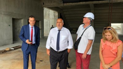 Министър-председателят Бойко Борисов (вторият отляво надясно) инспектира строежа на залата. Снимки Министерски съвет