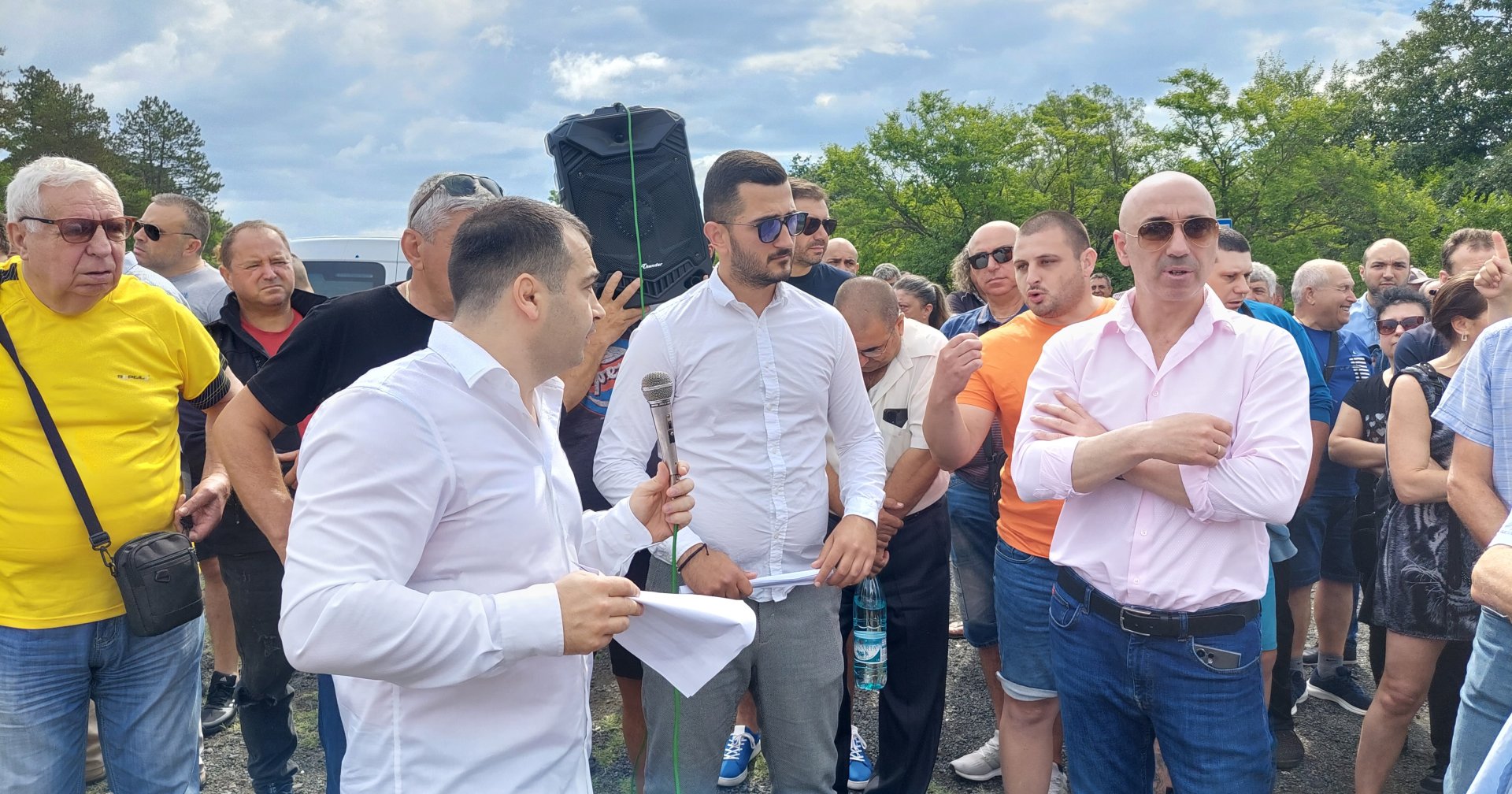 Константин Бачийски (вляво) заедно с кмета Тихомир Янакиев подкрепи протеста на жителите на Росен