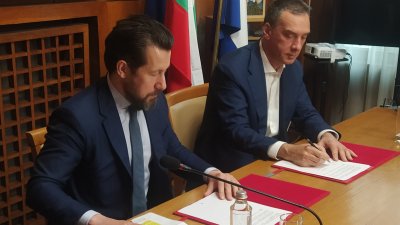 Евгени Маняхин (вляво) и кметът Димитър Николов подписаха договора за дарение. Снимки Авторът