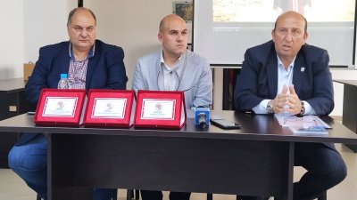 Тази година наградите на Общината ще бъдат за трима изявени творци от Средец, каза кметът Иван Жабов (вдясно). Снимка Авторът