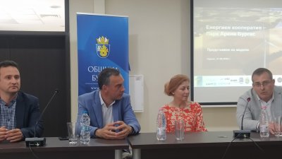 Благодаря на ЕнЕфект, които бяха последователни при разработването на проекта, каза кметът на Бургас Димитър Николов (вторият отдясно наляво). Снимки Авторът