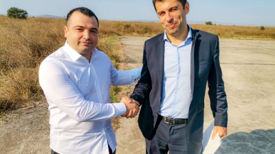 Константин Бачийски (вляво) разговаря с Петков при идването му на бившето военно летище край Равнец в края на август