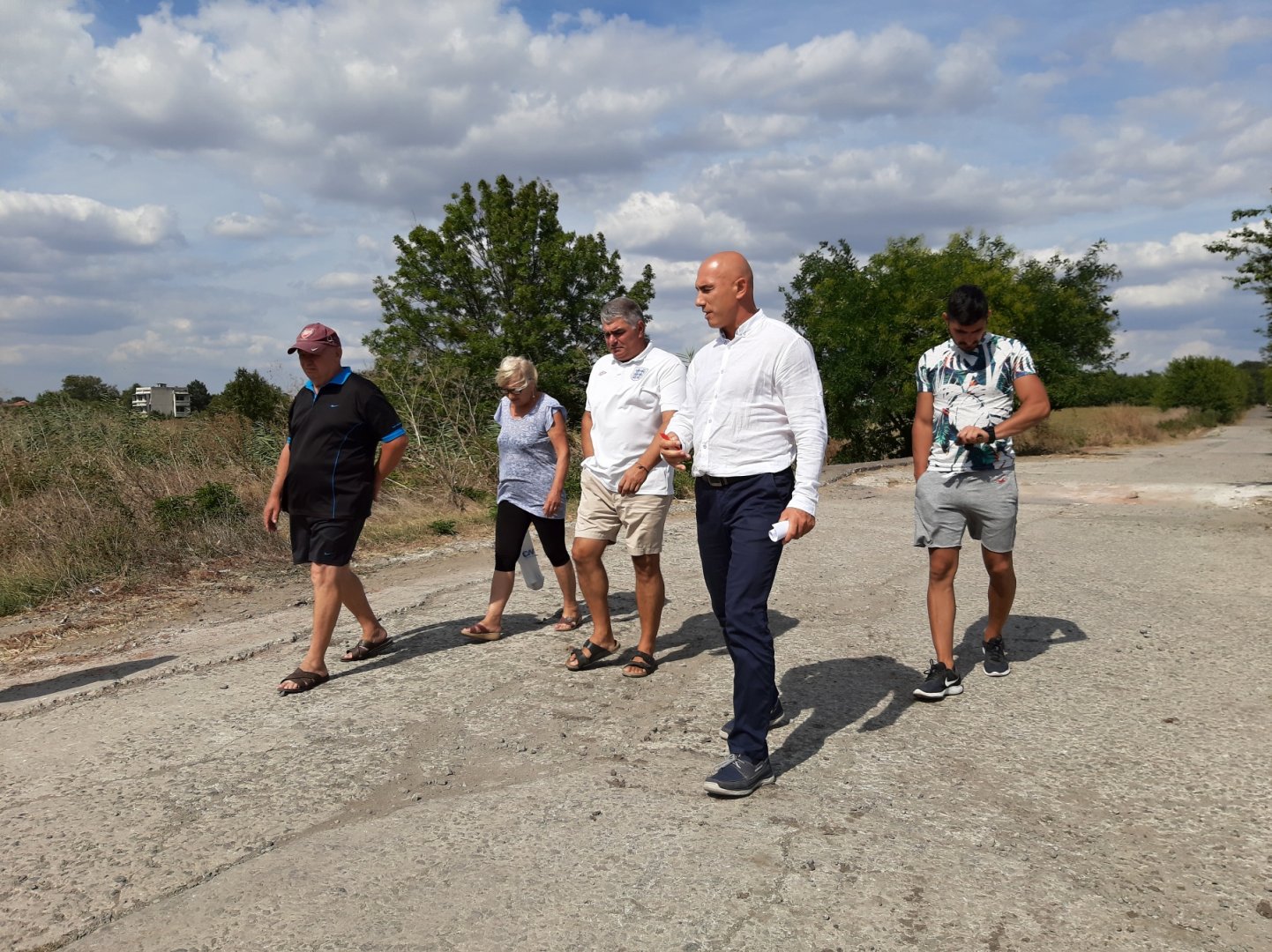 Кандидатът за кмет на община Бургас Николай Тишев (на преден план) посети Българово и Равнец. Снимка БСП - Бургас