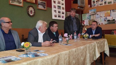 Кандидат-кметът Евгени Конов (вторият отляво надясно) и кандидатите за съветници от Ние, Гражданите се срещнаха с жителите на Извор