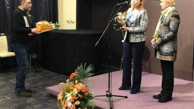 Роза Боянова (вдясно) е тазгодишният носител на отличието. Снимка Община Бургас