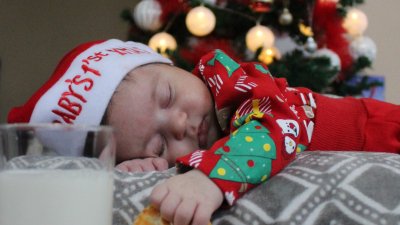 Малката Румяна заспива до елхата в очакване на Дядо Коледа